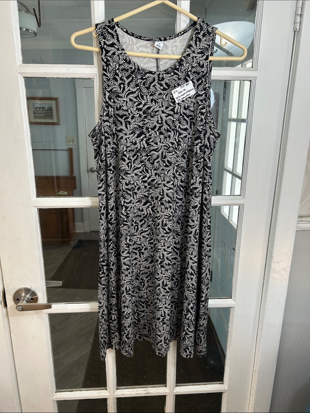 E16.    Sleeveless Black & White Patterned Summer Dress